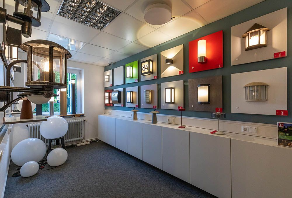 Ein Raum voller unterschiedlicher Lichter.