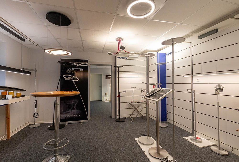 Ein Raum mit vielen Lampen und einem Tisch.