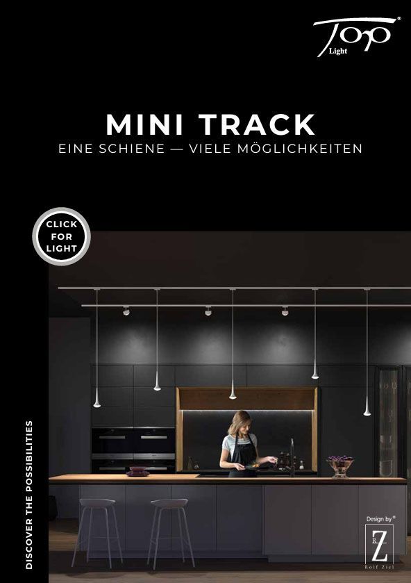 In einer Mini-Track-Broschüre kocht eine Frau in einer Küche.