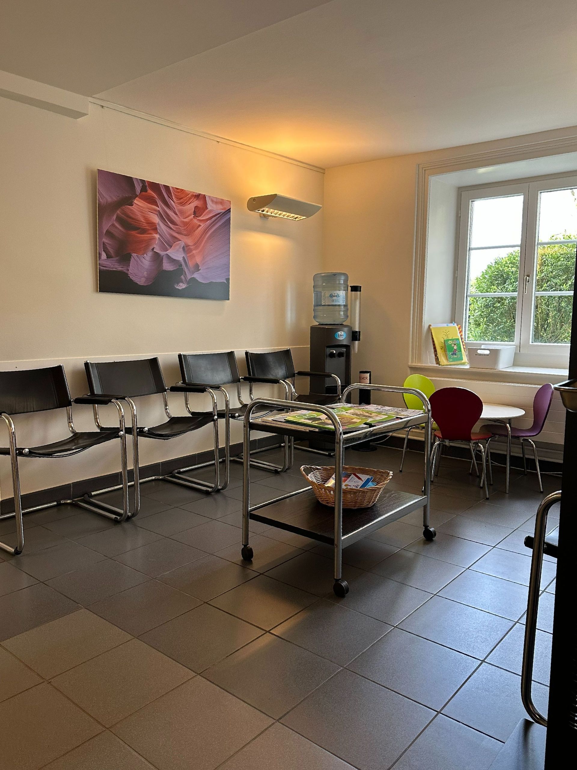 Wartezimmer der Praxisgemeinschaft Hochstrasser & Hess