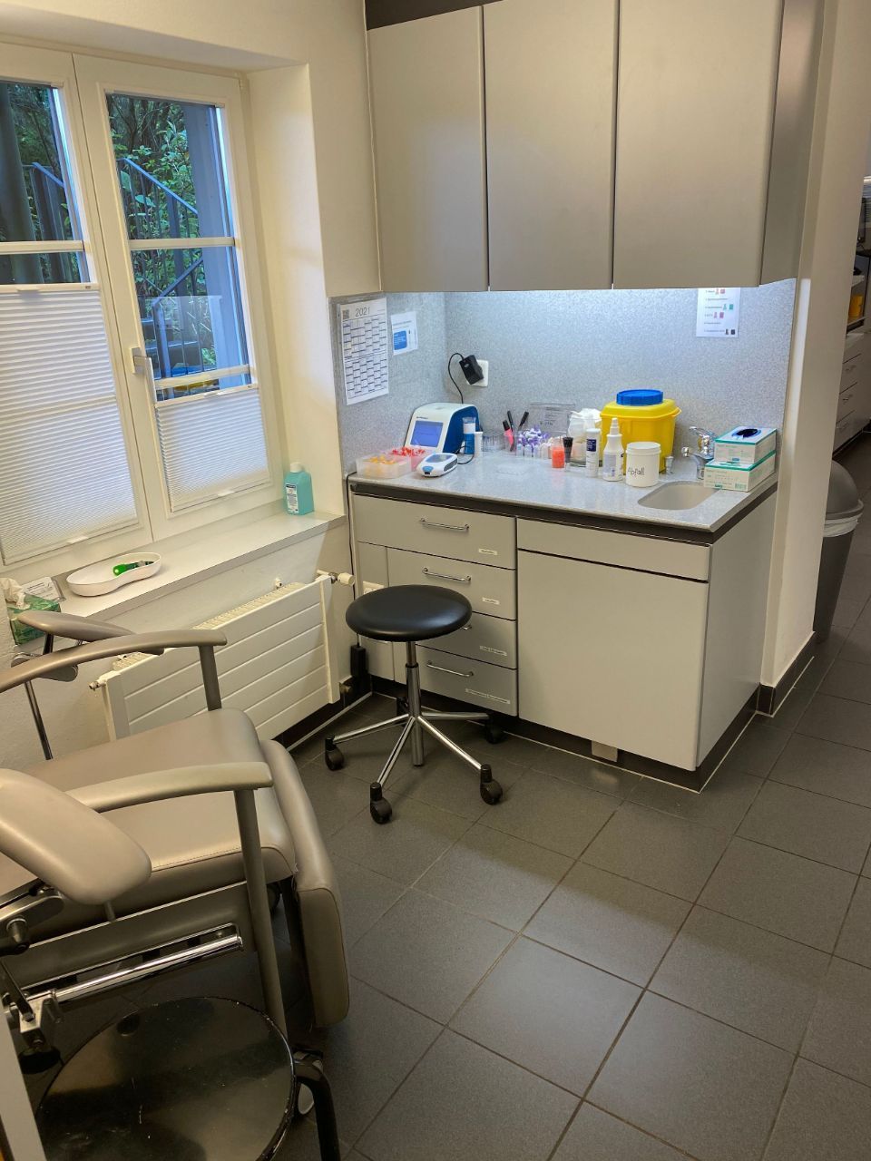 Praxisgemeinschaft Hochstrasser & Hess Behandlungszimmer