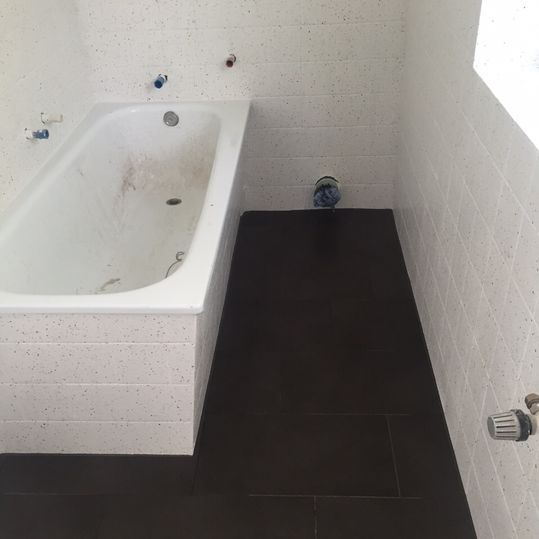 dasselbe Bad sieht aus wie neu mit der Fliesenbeschichtung von Betec GmbH