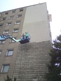 vorangeschrittene Fassadenreinigung durch die Betec GmbH; ein Teil sieht aus wie neu und der andere ist dreckig, veralgt und unansehnlich