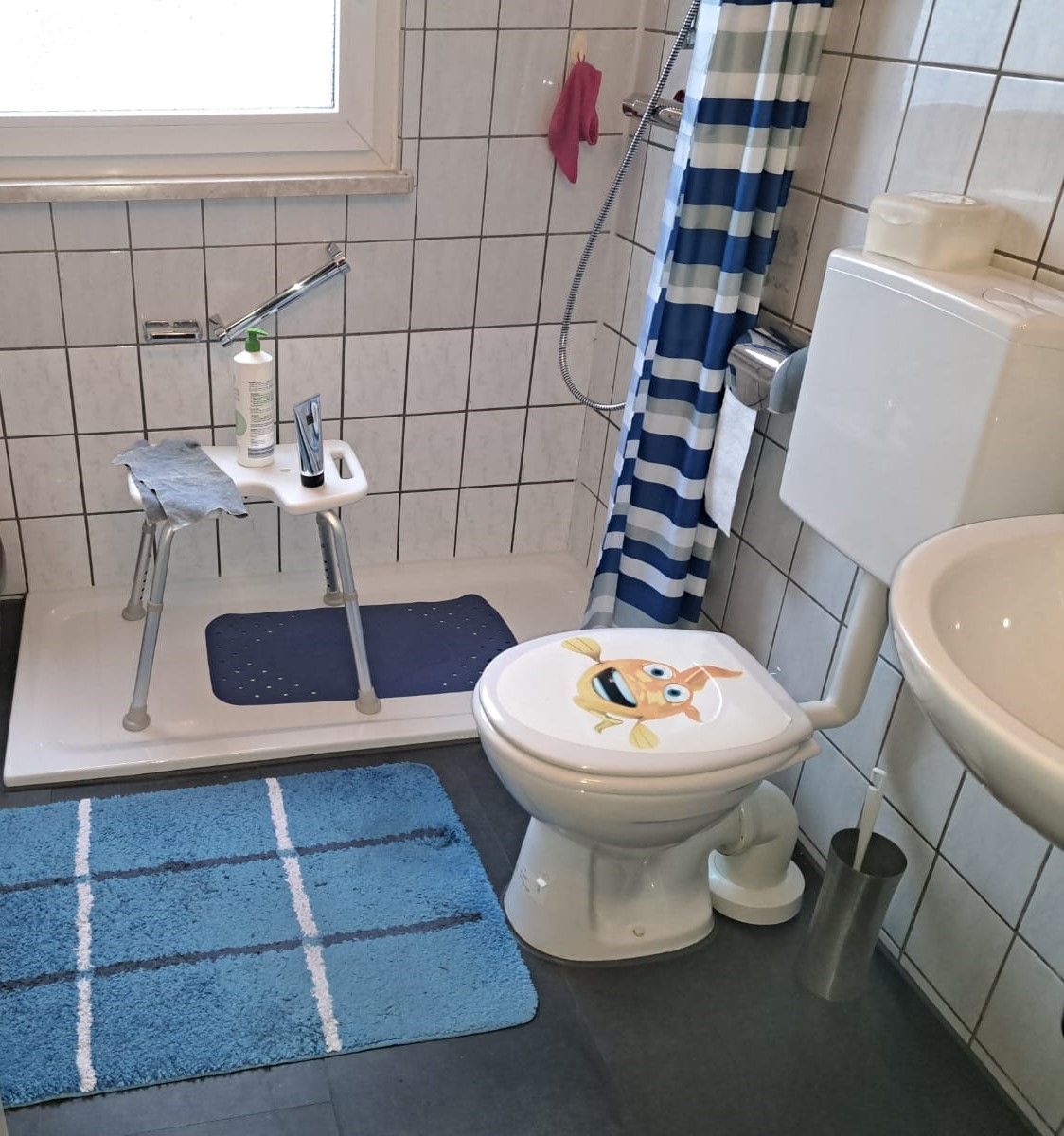 Badezimmer mich Toilette und Badewanne
