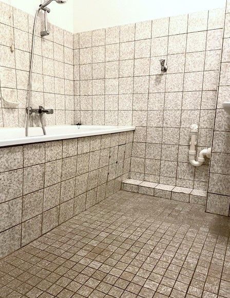 Gefliestes Badezimmer mit Badewanne