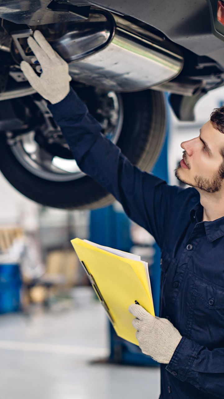 Garagiste qui contrôle une voiture