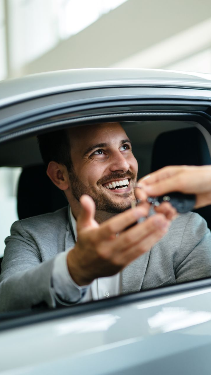 Homme qui passe des clés de voiture à un autre homme