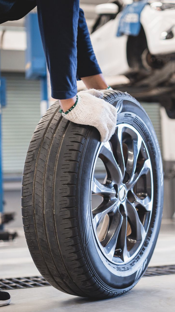 Homme qui remplace un pneu