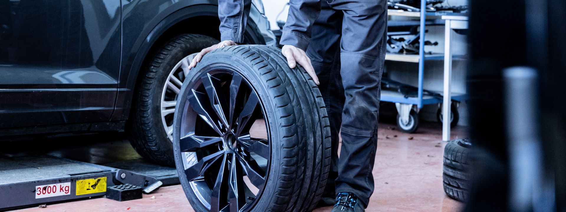 Homme qui change un pneu