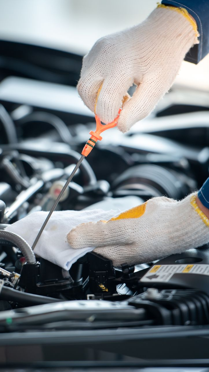 Homme qui entretien une voiture