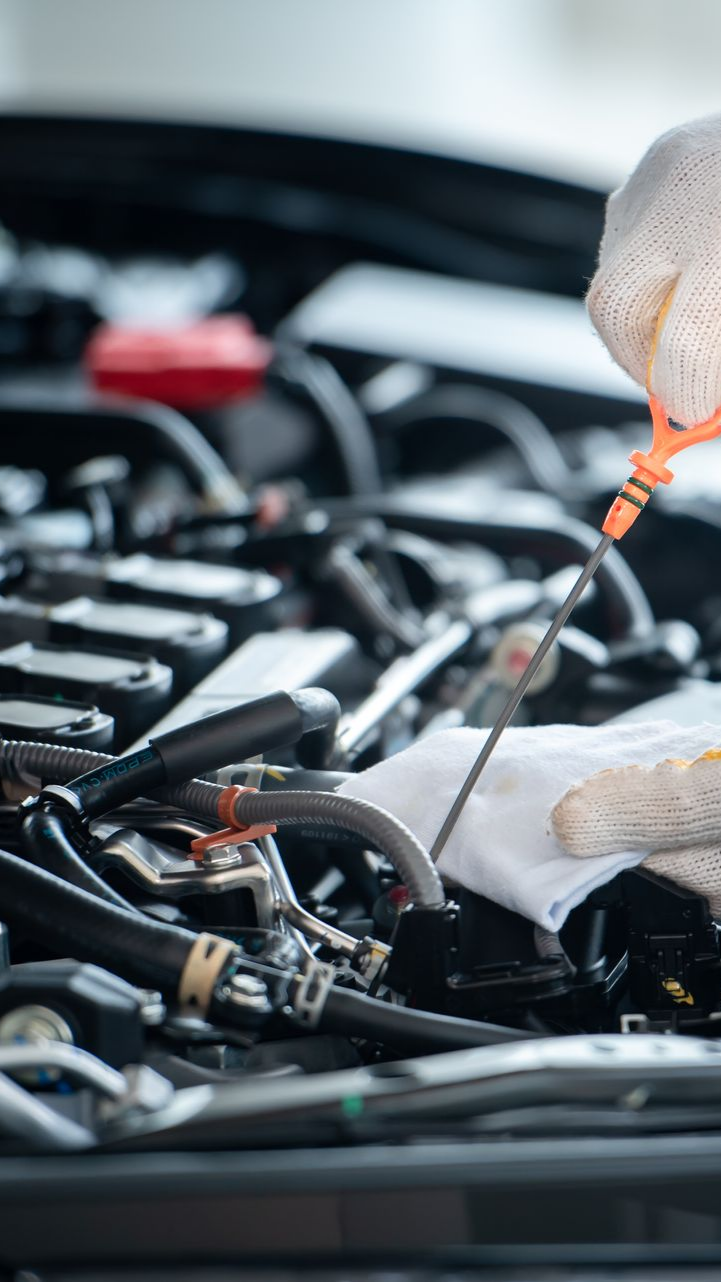 Technicien en train de réparer un voiture