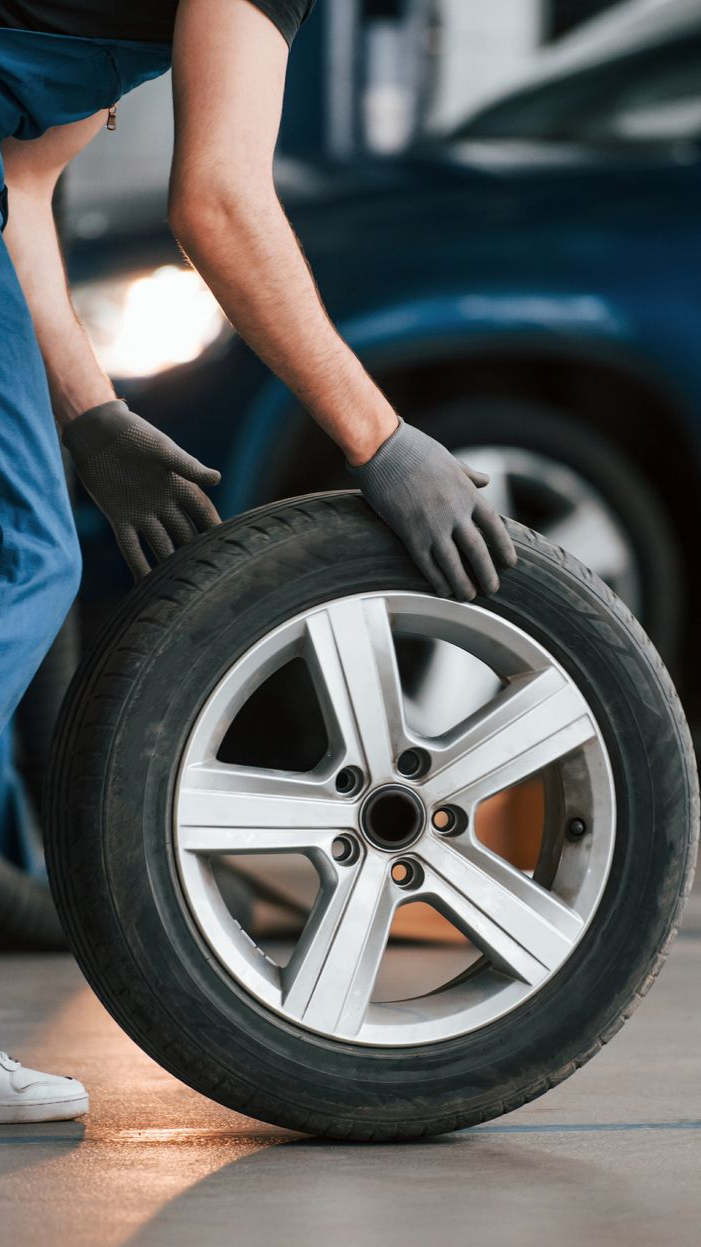 Professionnel qui change un pneu