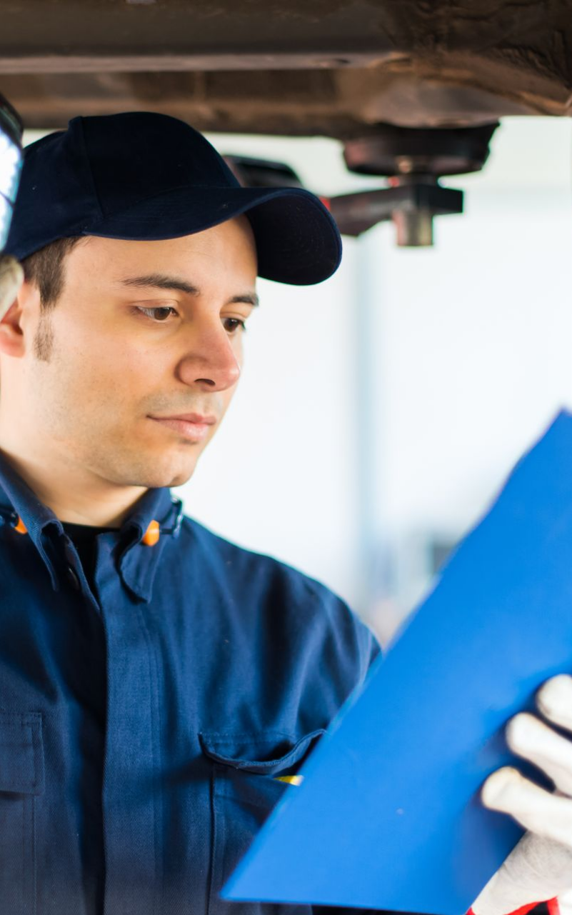 Garagiste en train de réparer une voiture