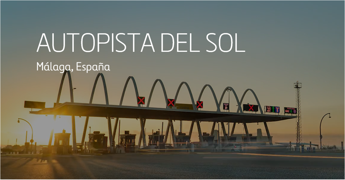 Una cabina de peaje en la Autopista del Sol en Málaga, España, al atardecer.