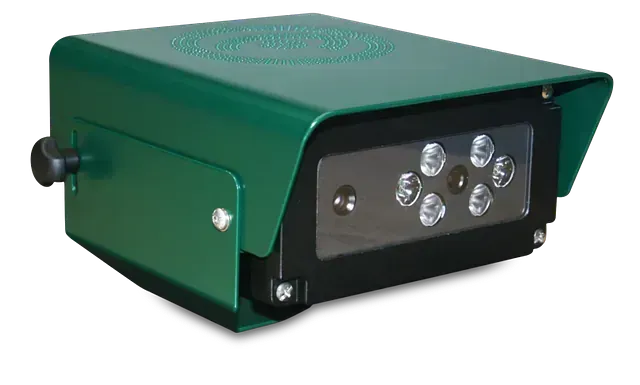 Cámara de seguridad verde, rectangular, con múltiples luces y parasol.