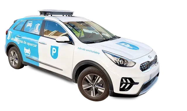 Kia Niro blanco y azul con sensor de techo, marcado con logotipos, estacionado en una calle.