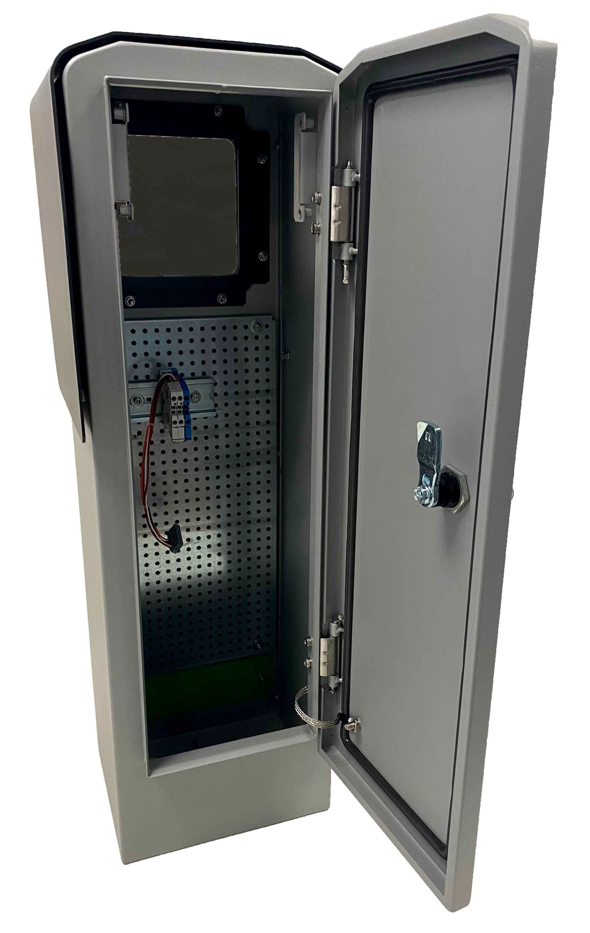 Gabinete eléctrico de metal gris abierto con la puerta entreabierta, revelando componentes internos, montado en un piso.