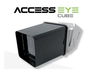Dispositivo Access Eye Cube negro y plateado con una cubierta rectangular negra. El logotipo está en verde y texto negro.