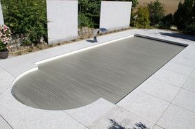 Schwimmbad draussen, zum Schutz abgedeckt mit Folie