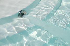 klares Wasser in einem Swimmingpool
