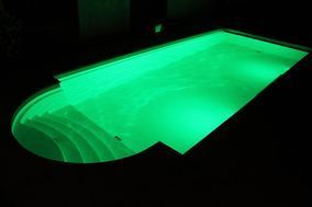 Beleuchtetes Schwimmbad bei Nacht