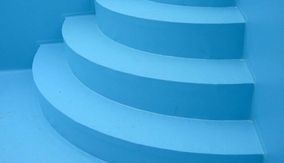 runde Treppen in einem Schwimmbad