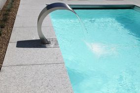 Wasserfallbrunnen am Rand eines Schwimmbeckens