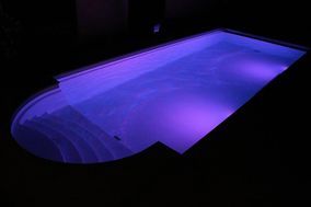 Beleuchtetes Schwimmbecken bei Nacht