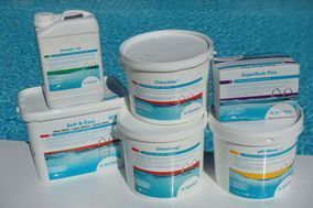 Eimer mit Chemikalien zur Reinigung eines Schwimmbads