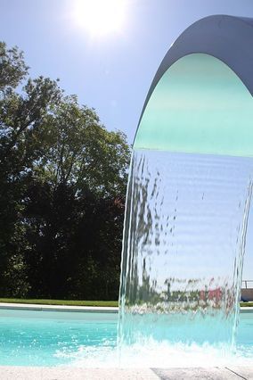 Wasserfallbrunnen am Schwimmbadrand