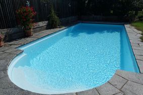 Schwimmbad draussen mit klarem, blauem Wasser