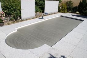 Mit Folie abgedecktes Schwimmbecken draussen
