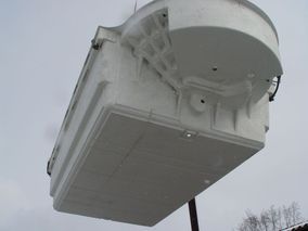 Polyesterbecken für Swimmingpool wird an den richtigen Platz gehoben