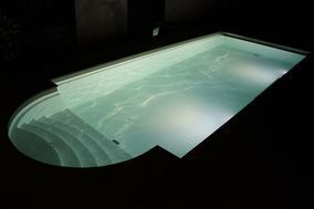 Beleuchtetes Schwimmbecken bei Nacht