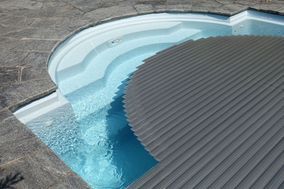 Schwimmbad-Abdeckung eines Schwimmbeckens draussen