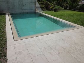 Schwimmbad im Betonbecken