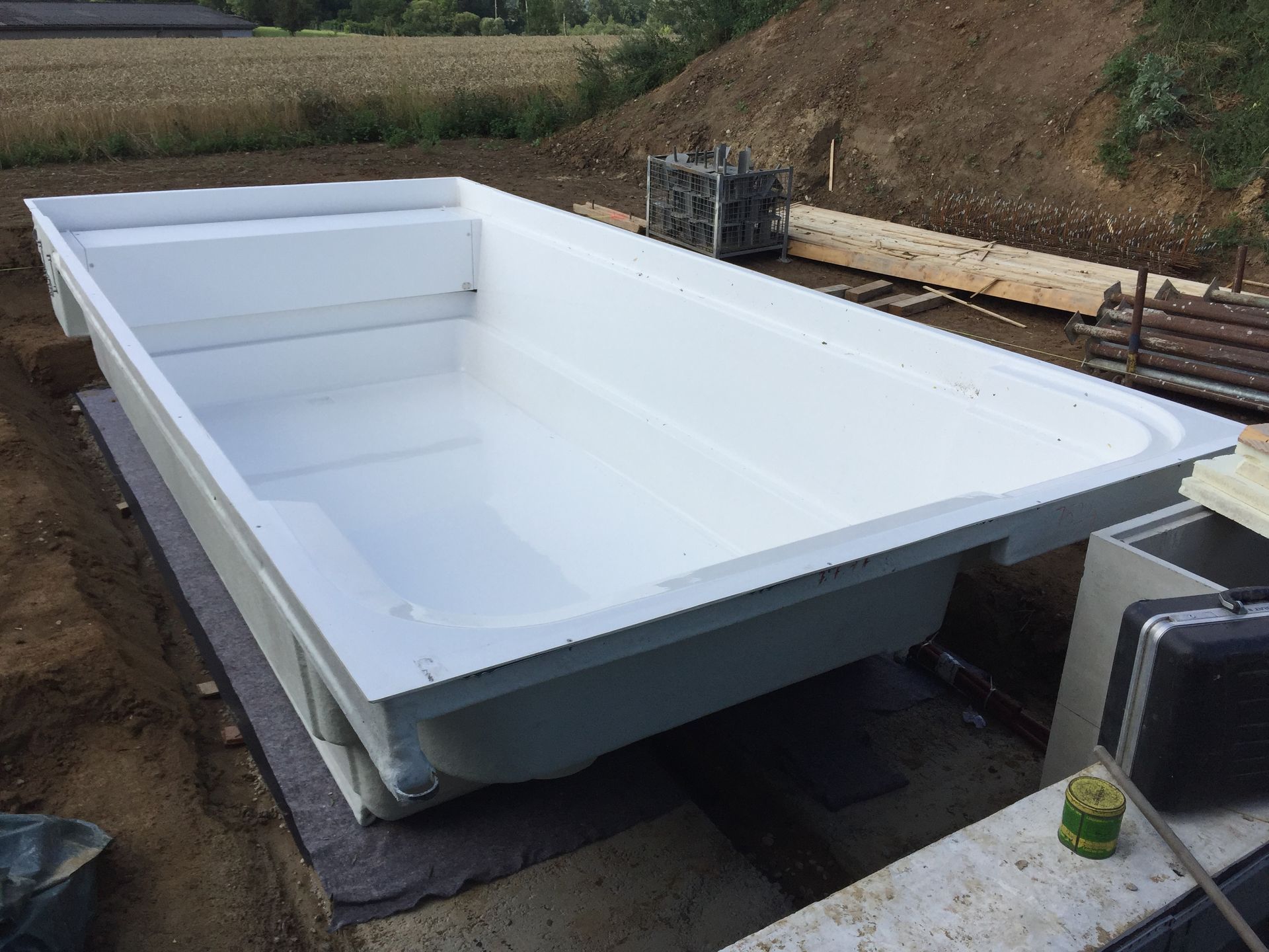 Schwimmbad draussen in Polyesterbecken mit Wasserfallbrunnen