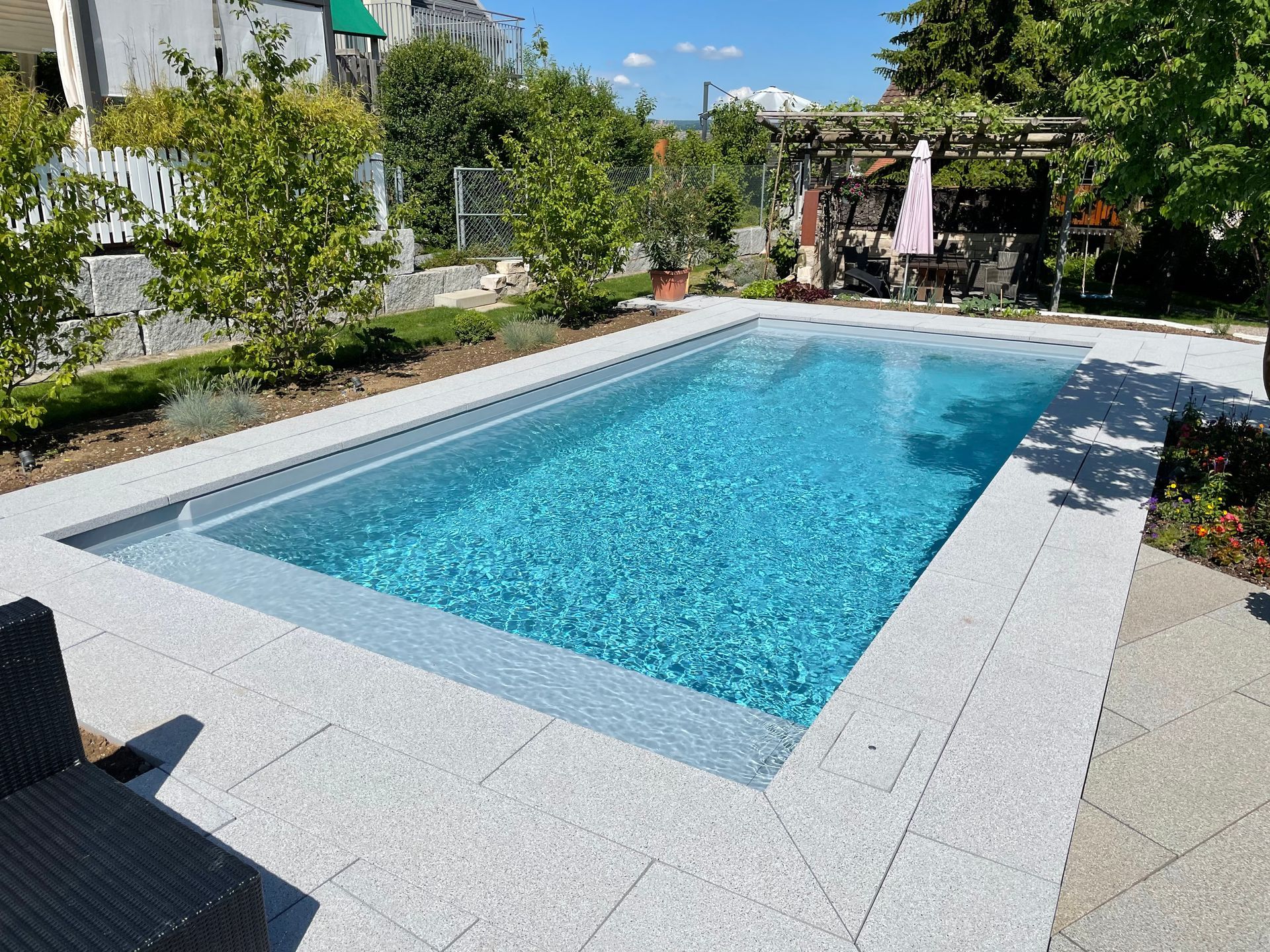 Schwimmbad mit Liegen