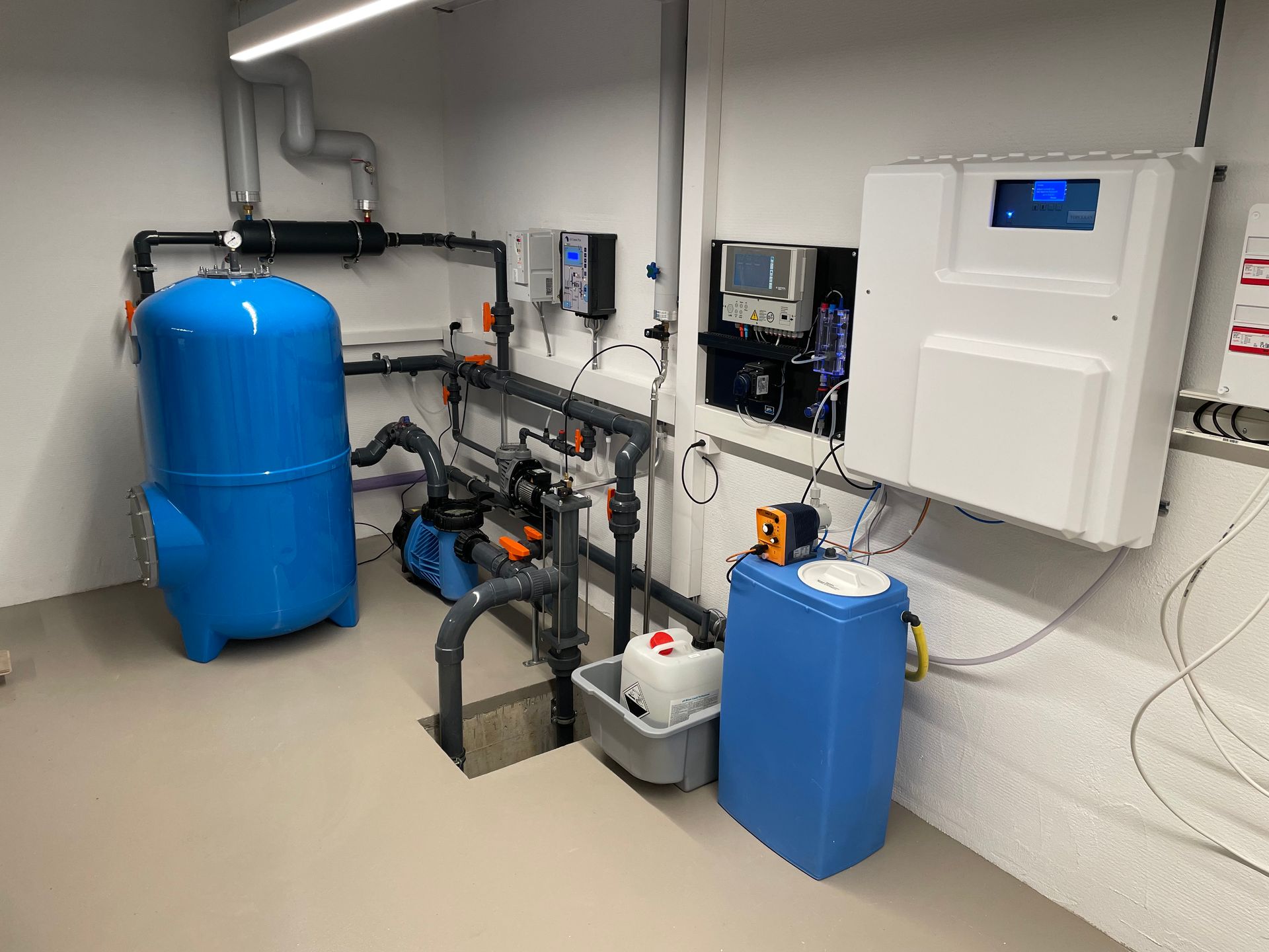 Schwimmbad mit Liegen