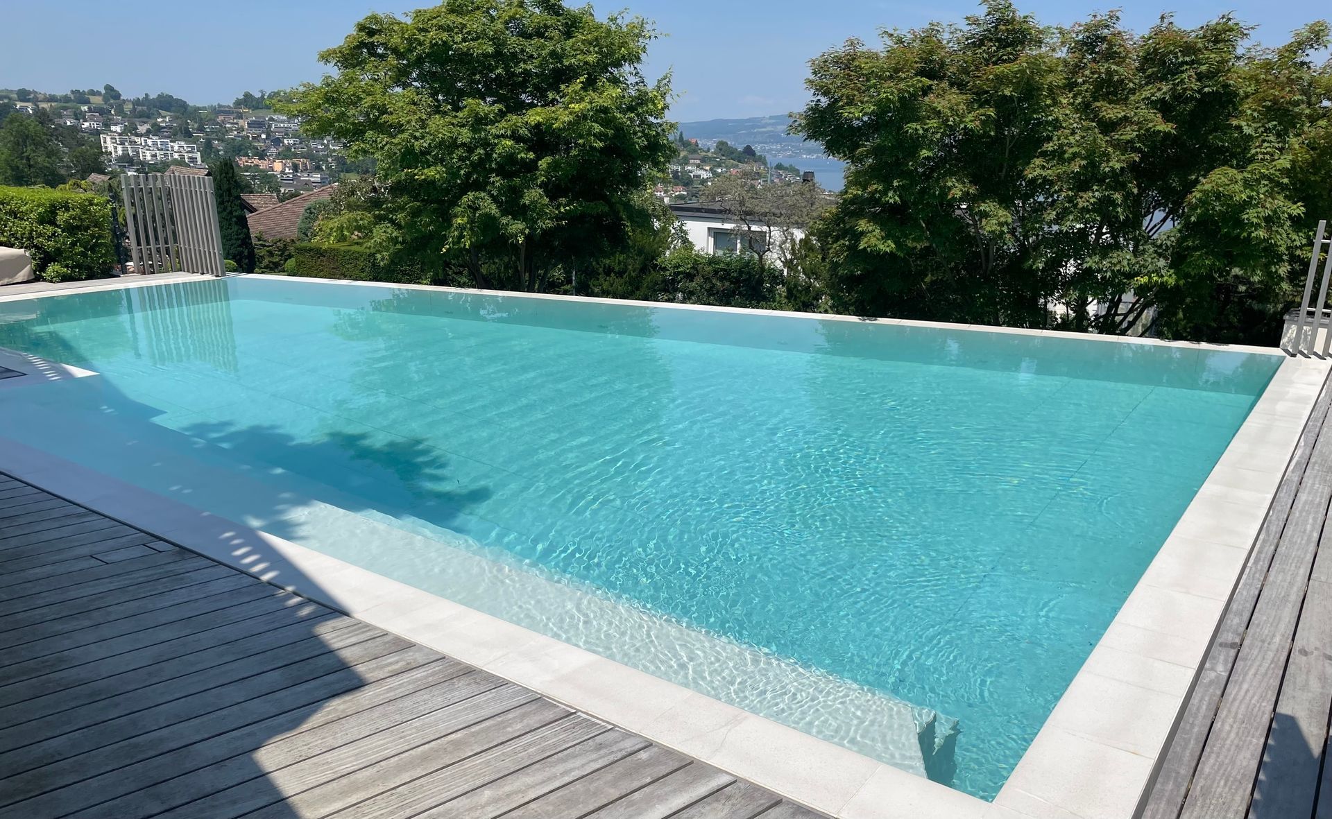 Mann angelt in einem Schwimmbad, dass sich neben einem See befindet