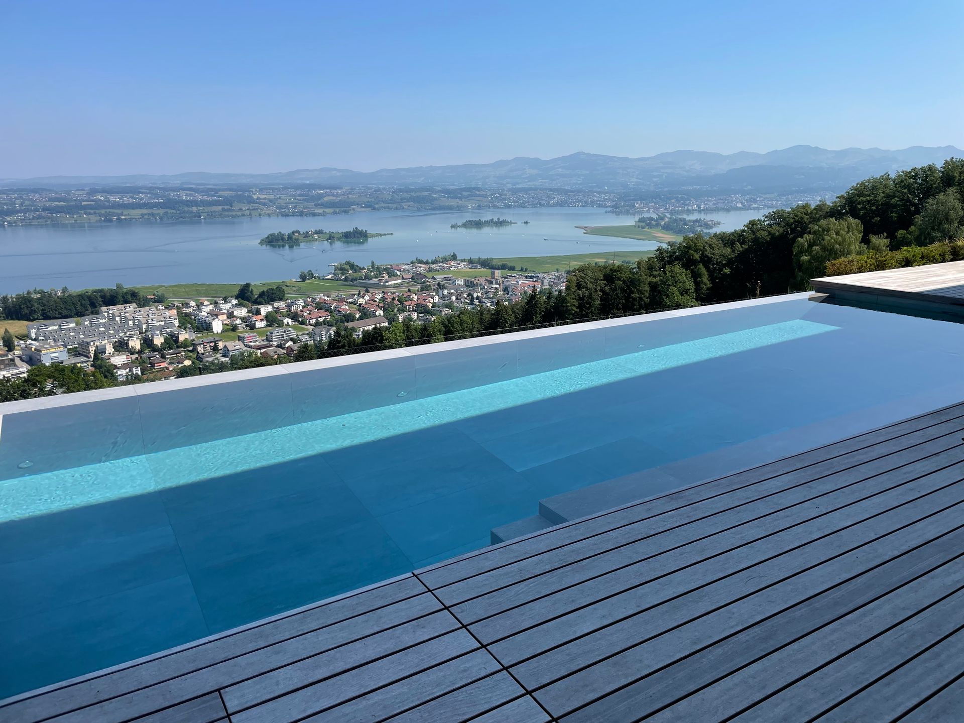 Schwimmbad in einem neu angelegten Garten