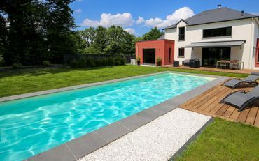 Privates Schwimmbad im Karten einer Villa