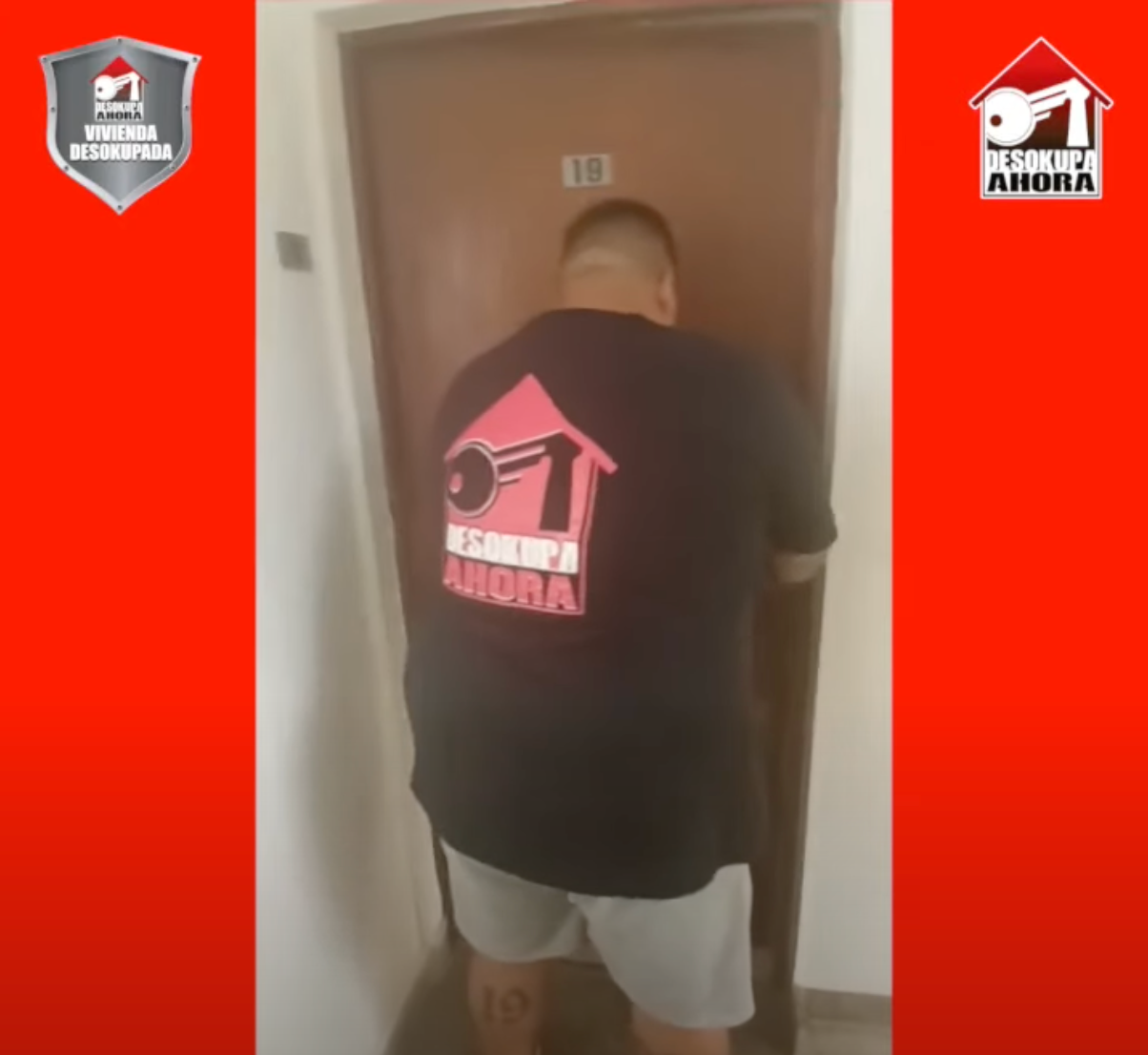 Un hombre que lleva una camiseta negra que dice 911.
