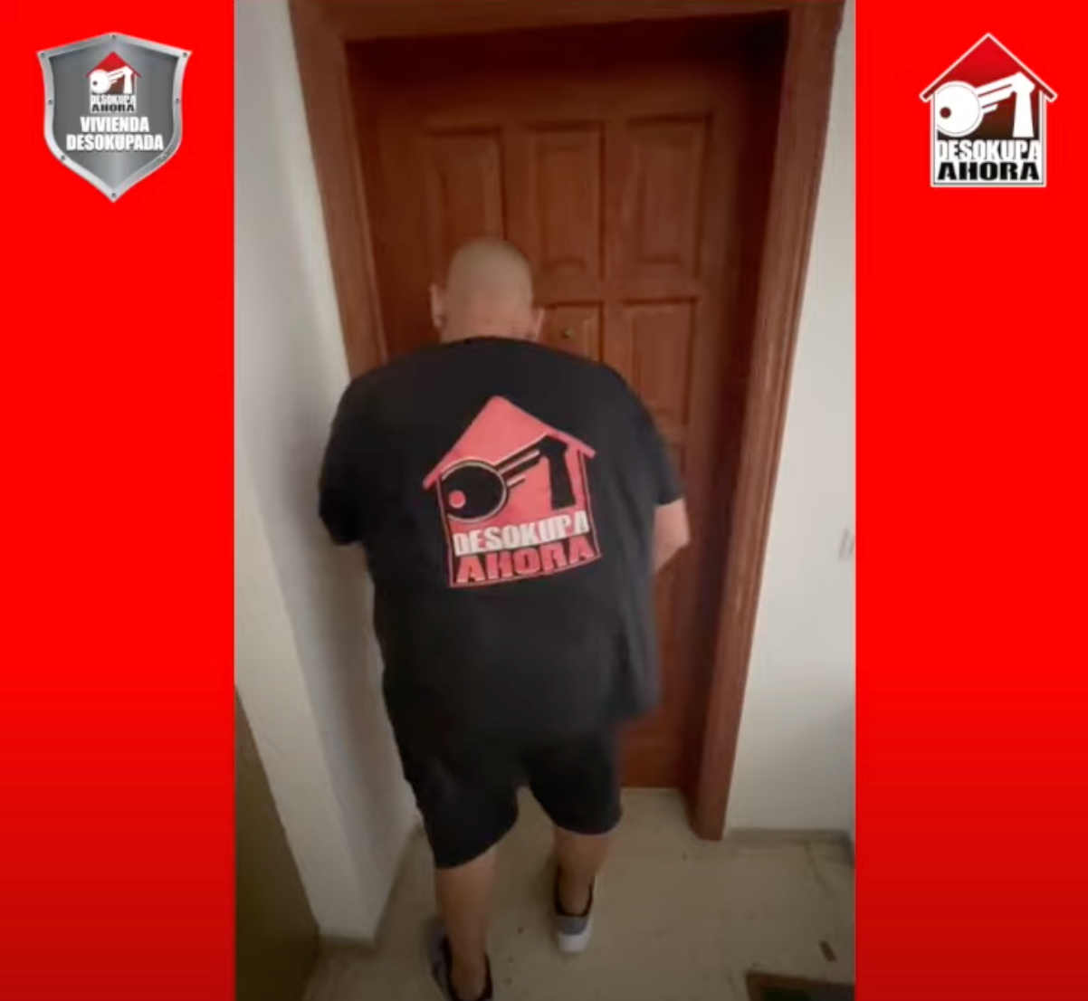 Un hombre que lleva una camisa negra con una casa en ella.