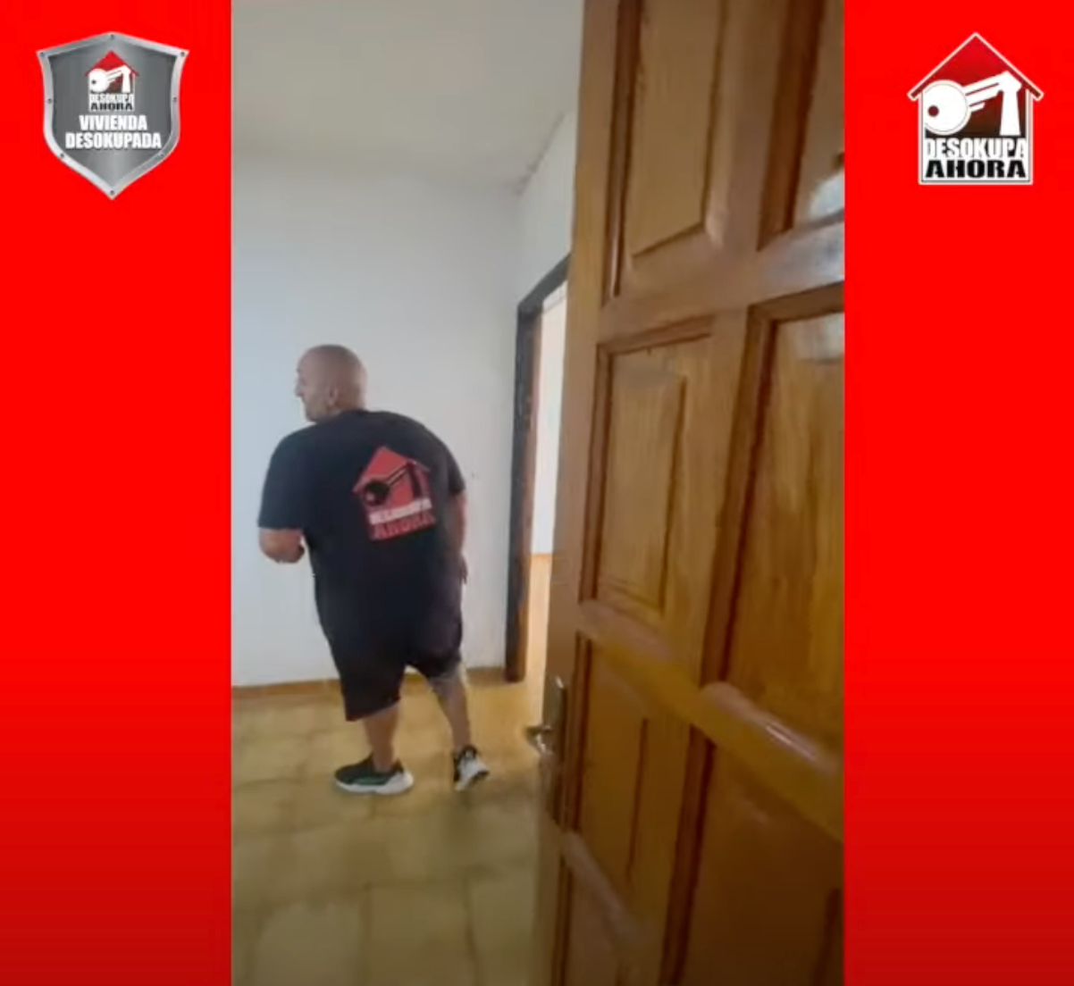 Un hombre con una camisa negra y una pajarera en la espalda cruza una puerta.