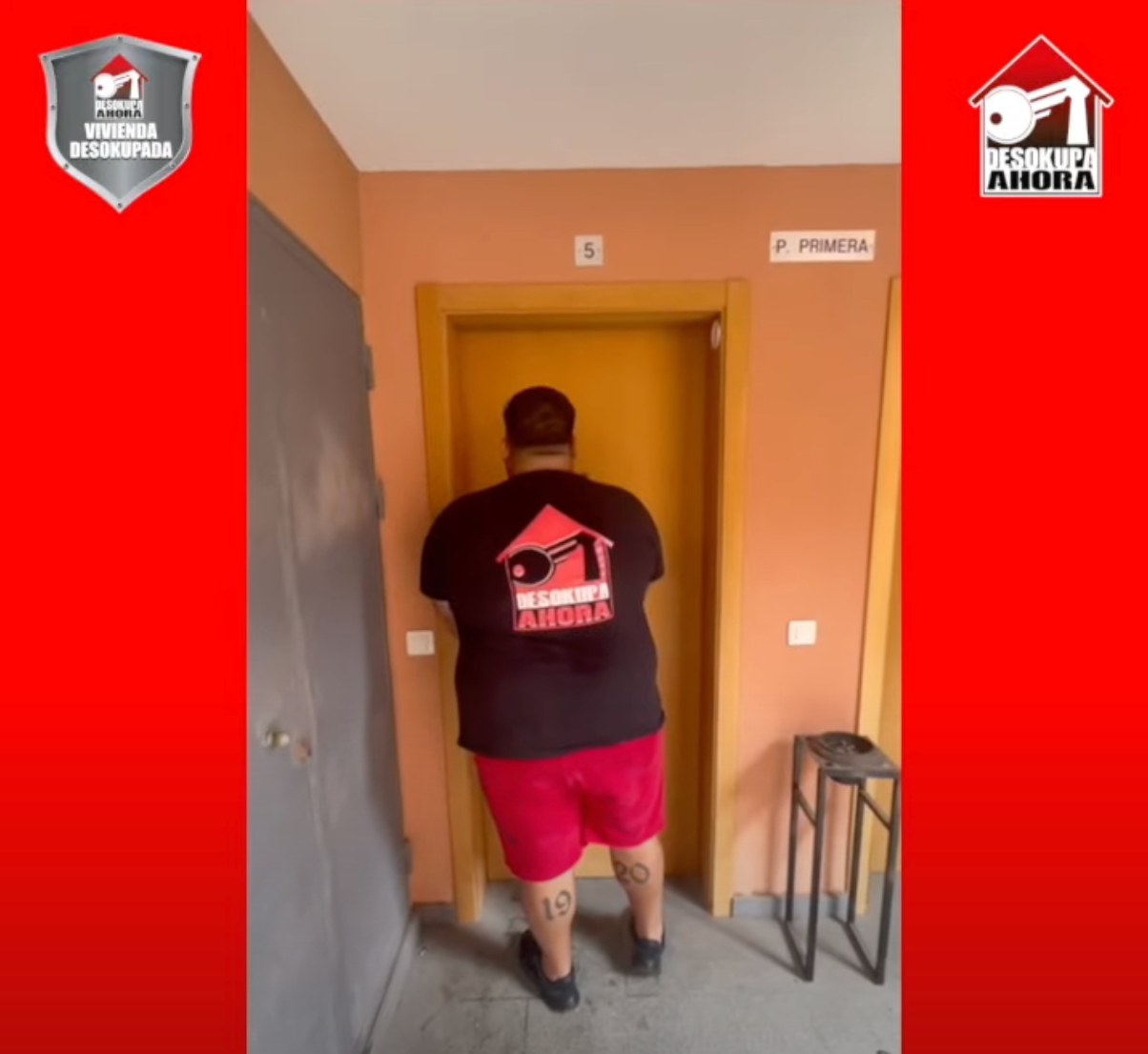 Un hombre parado frente a una puerta con el número 5 en ella.