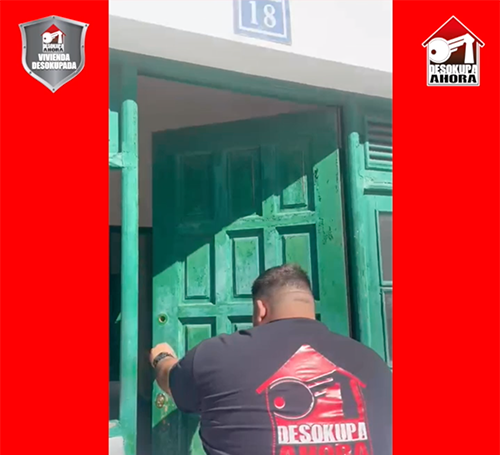 Un hombre está parado frente a una puerta verde con el número 18 en ella.