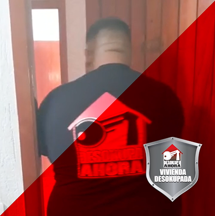 Un hombre que lleva una camiseta que dice vivienda desokupada