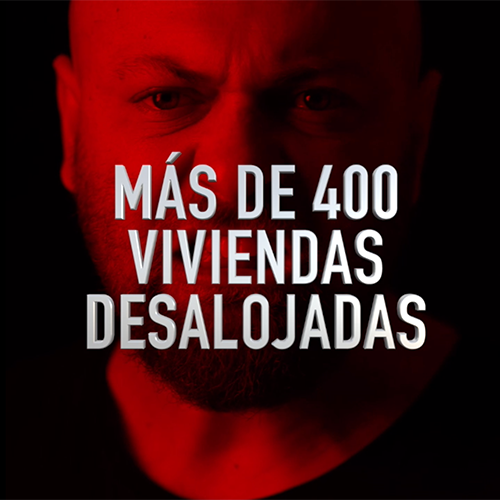 Un hombre con barba está sobre un fondo rojo con las palabras más de 400 viviendas desalojadas