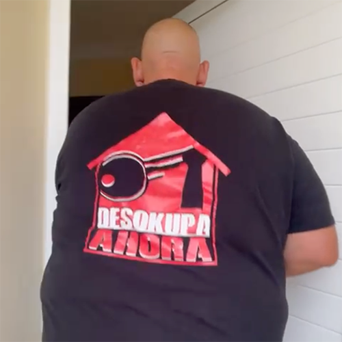 Un hombre calvo que lleva una camiseta negra que dice desokupa ahora
